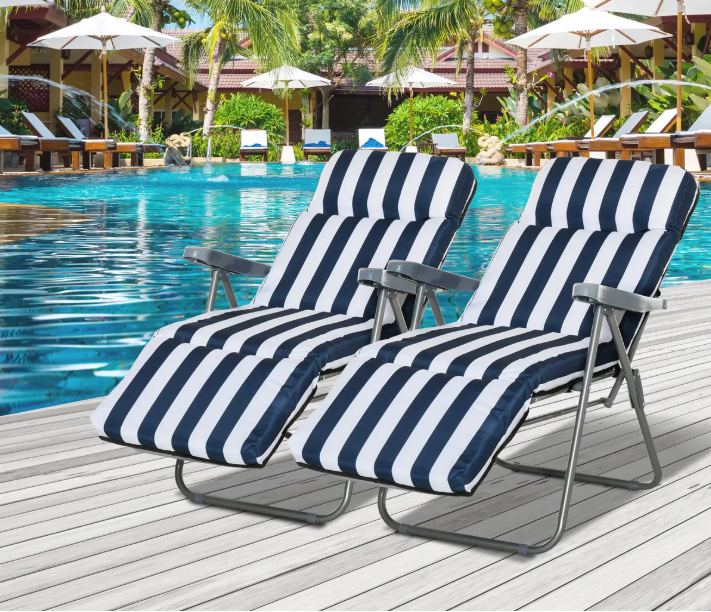 Ligstoel voor in de tuin met blauw witte hoes